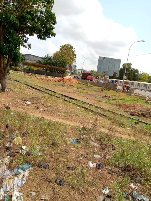 Carrefour Lom&eacute;gan Bretelle-Klikame : L'&eacute;rection d'une cl&ocirc;ture au bord de la route inqui&egrave;te